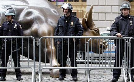 Arrojan pintura azul sobre toro de Wall Street