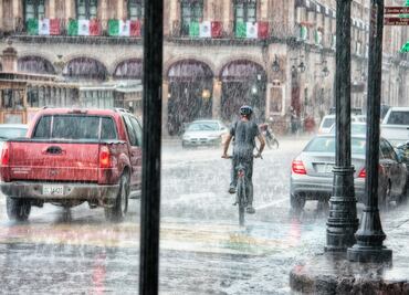 Cómo pasar una calle inundada en auto sin quedarse atorado