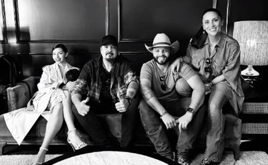 Ángela Aguilar, cobijada por su familia en una etapa en la que triunfa profesionalmente pero la critican por su vida personal.