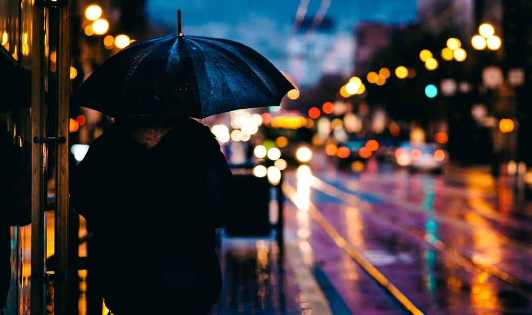 Utilizar el celular durante una tormenta eléctrica. Foto: Unsplash