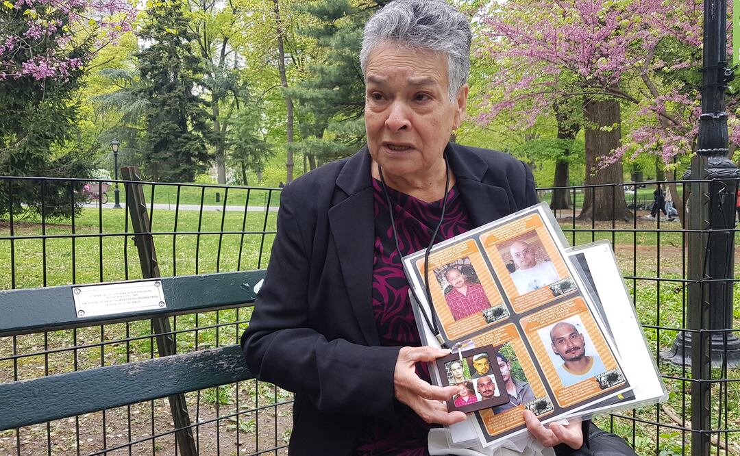 La mexicana María Herrera Magdaleno, madre de cuatro jóvenes desaparecidos en 2008 y 2010 por el crimen organizado, habla durante una entrevista en Nueva York. Foto: EFE