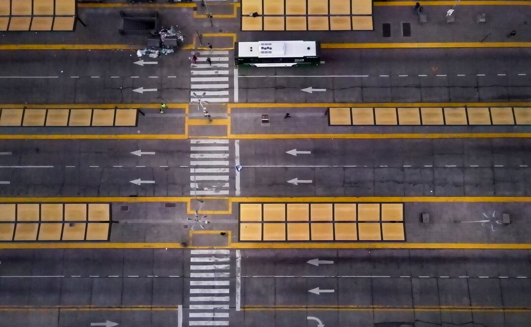 El exterior de la Estación Constitución está vacío de tráfico debido a una huelga general contra las reformas del presidente Javier Milei en Buenos Aires. Foto: AP
