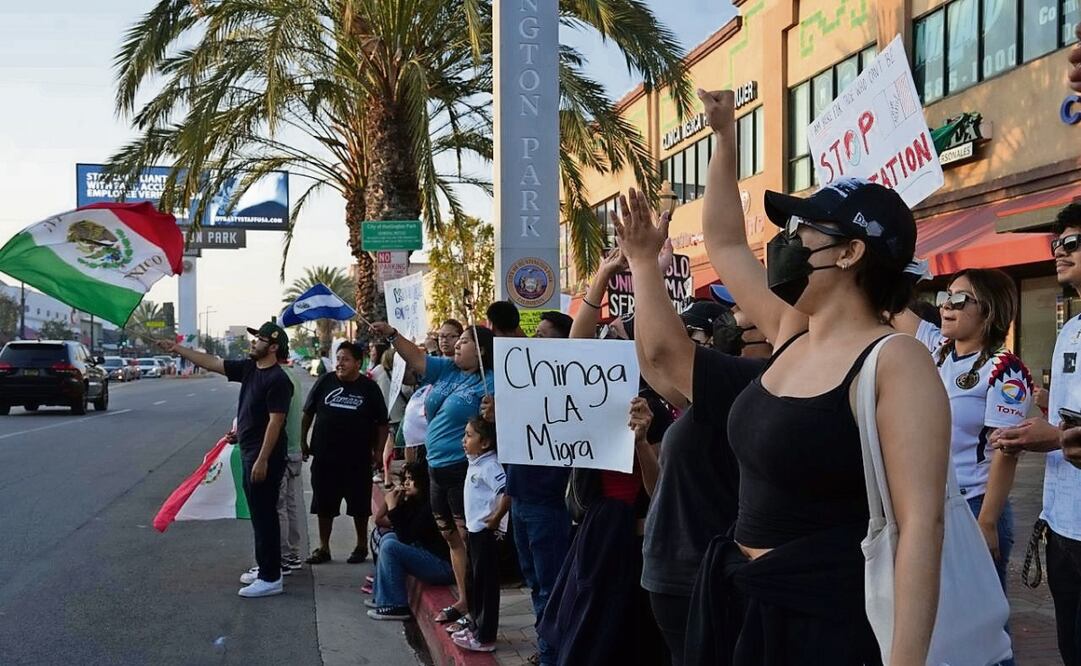 Protesta en Huntington Park, uno de los barrios latinos de Los Ángeles, debido a las redadas contra migrantes en Estados Unidos. Foto: Aimee Melo / EL UNIVERSAL