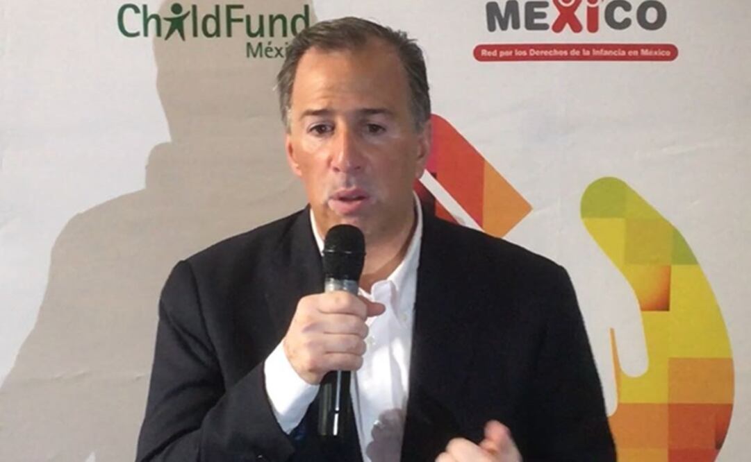 El candidato de la coalición "Todos por México" al suscribir el Compromiso en favor de la Niñez y la Adolescencia Mexicana del Movimiento #MxporlaNiñez. (FOTO: Francisco Reséndiz. EL UNIVERSAL)