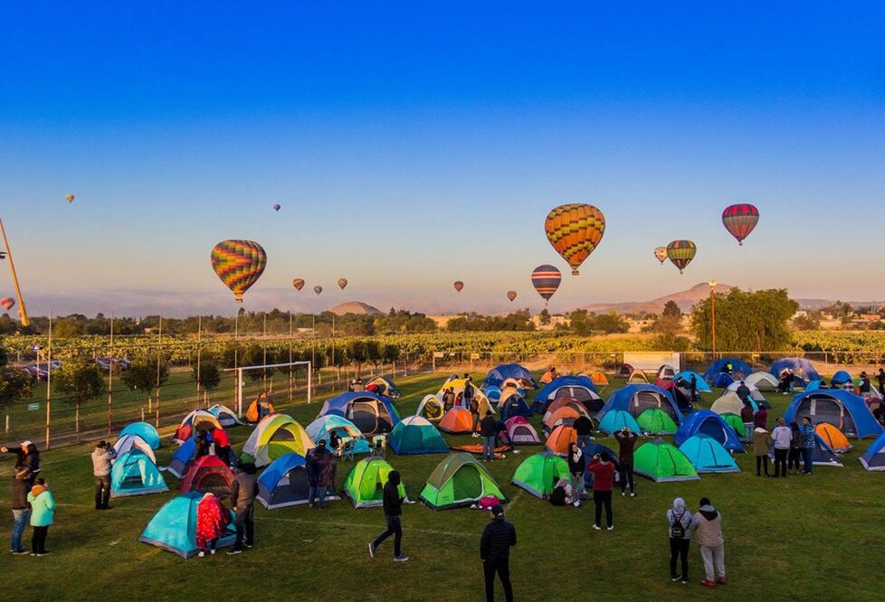Prepárate para un amanecer mágico entre decenas de globos aerostáticos. (Foto: Facebook Festival del Papalote Teotihuacan)     