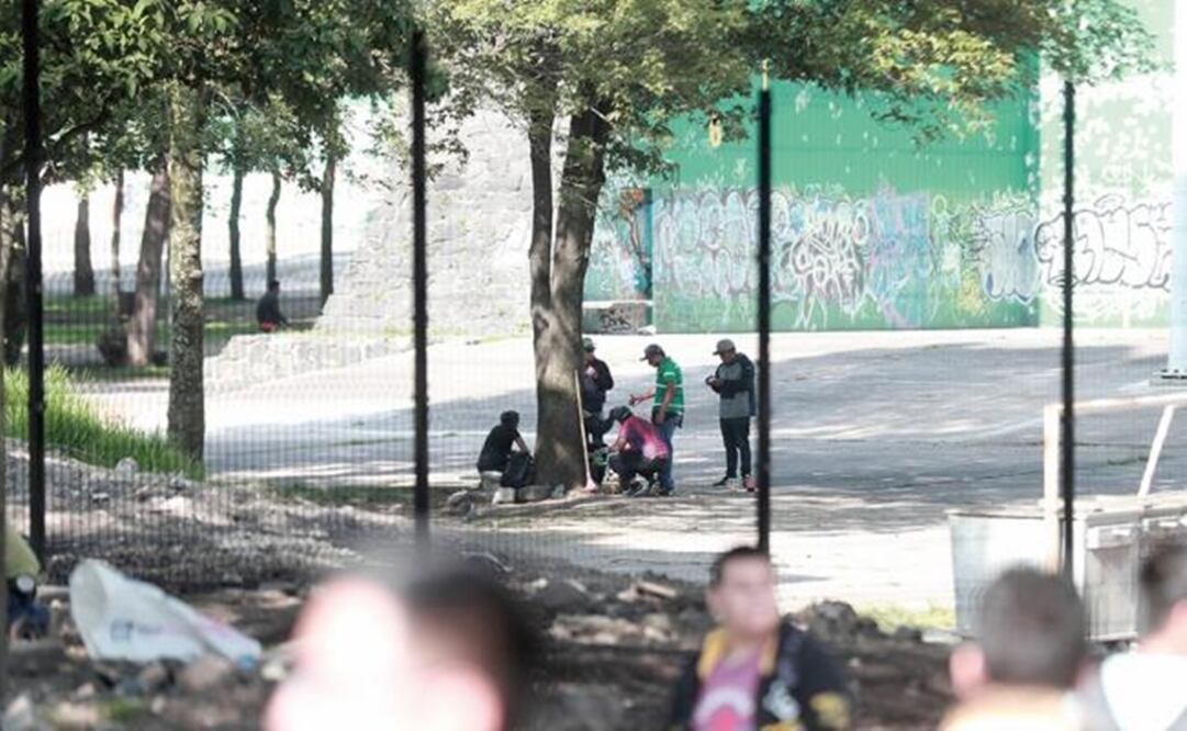 The metal fences installed during the holidays haven't prevented drug dealing at the facilities - File photo/EL UNIVERSAL