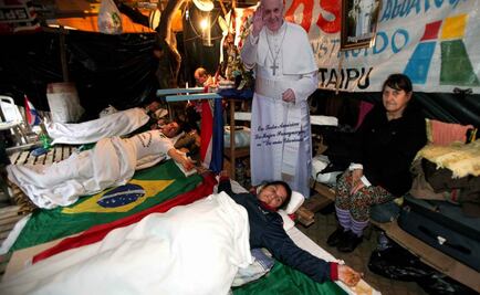 Personas crucificadas esperan al Papa en Paraguay