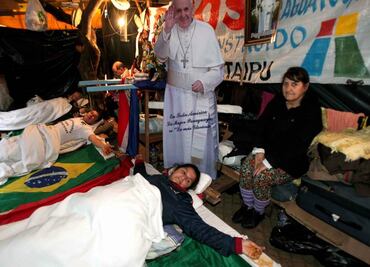Personas crucificadas esperan al Papa en Paraguay