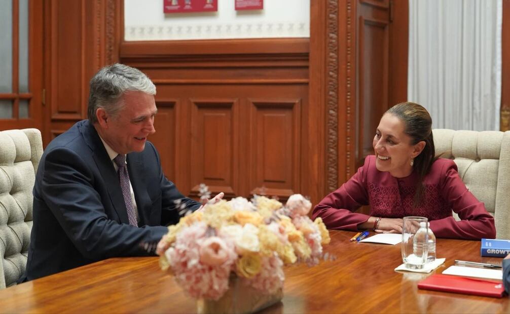 La presidenta Claudia Sheinbaum en Palacio Nacional con el director ejecutivo de HSBC, Michael Roberts, y el director general de HSBC México, Jorge Arce este lunes 24 de noviembre de 2025. Foto: Presidencia