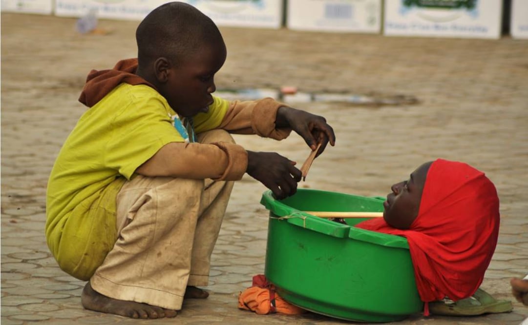 La niña nigeriana que vive y mendiga dentro de una bandeja