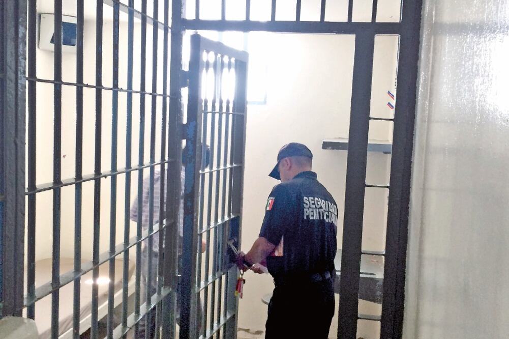 El senador Patricio Martínez expone que, de las 12 fugas ocurridas durante el último lustro, cinco se registraron en los últimos 12 meses, y la más reciente fue la de Joaquín Guzmán Loera, del penal de El Altiplano, en julio pasado (JORGE RAMOS)