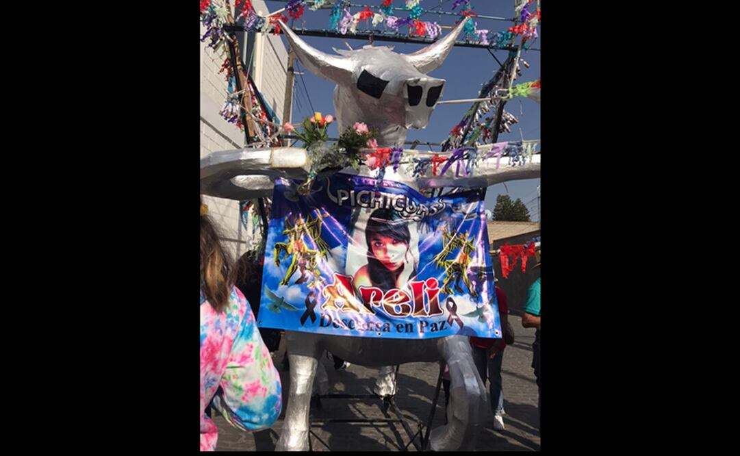 “El Pichicuas” llevó la foto de Areli para recodarla; ella formaba parte de una de las familias de artesanos pirotécnicos con mayor tradición de Tultepec. Foto: Rebeca Jiménez / EL UNIVERSAL