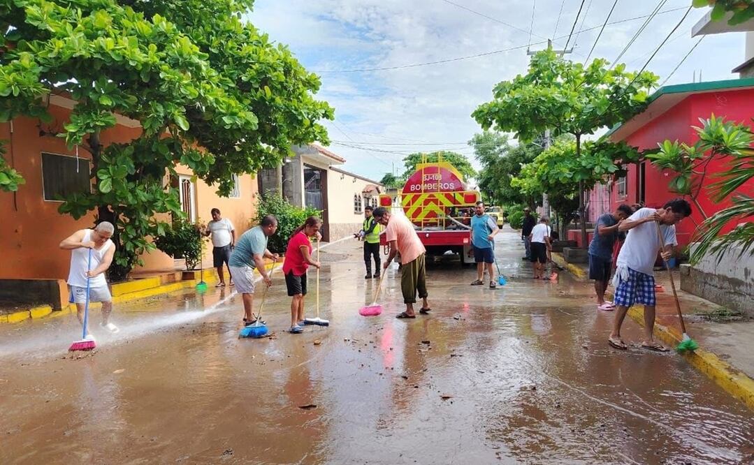 Al amanecer, cientos de personas con escobas, cubetas y detergente en manos, salieron a limpiar sus calles. Foto: Especial