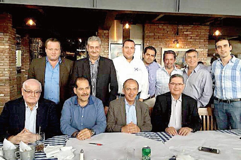 Antes de iniciar su campaña, Martín Orozco (sentado, sin saco) candidato del PAN a la gubernatura de Aguascalientes, se reunió con Felipe Calderón. FOTO: ESPECIAL