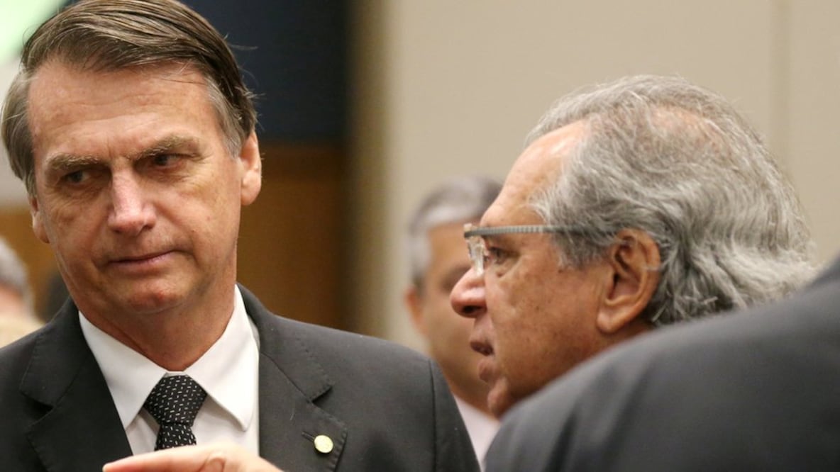 Jair Bolsonaro junt con Paulo Guedes, quien se convertiría en un "superministro" de Economía en el nuevo gobierno (Foto: Reuters)