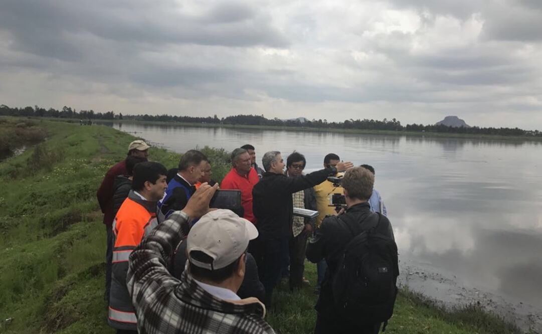 Miguel Ángel Mancera recorre las zonas de chinampas afectadas. (Foto: Phenélope Aldaz/El Universal)
