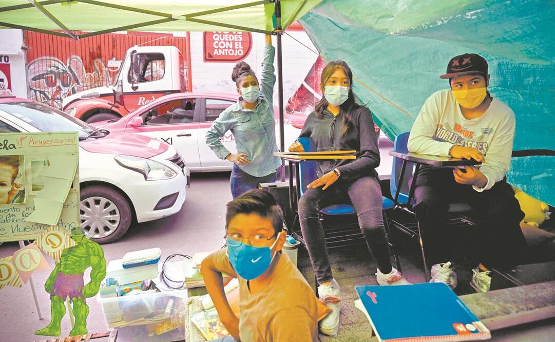 Jóvenes, en una escuela-camioneta en la CDMX. Entre 2010 y 2018, la tasas de jóvenes de 15 a 19 años que no estaban en educación, empleo o capacitación mejoró en 30 países. Foto: ALFREDO ESTRELLA. AFP