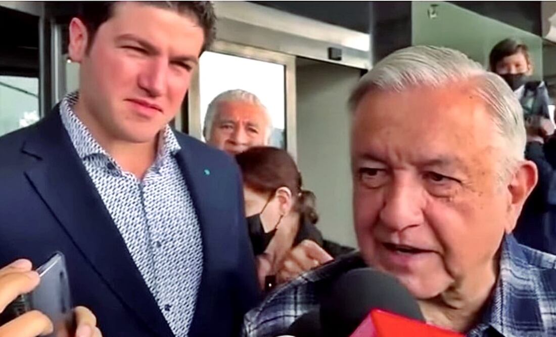 “El gobernador es muy buena persona”, responde López Obrador al subir a su camioneta, la cual se encontraba rodeada de simpatizantes. Foto: especial