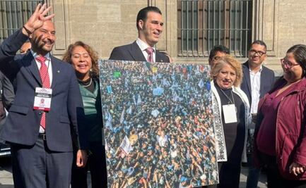 Miguel Torruco regala foto a AMLO, pero... no le paga al autor