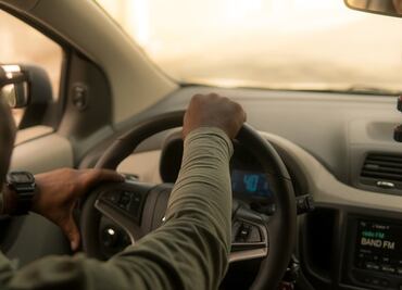 Uber explica alza en tarifas; por época navideña "viajes superan disponibilidad de autos"