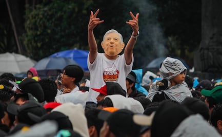 Con música y lucha libre, simpatizantes despiden a AMLO con evento en el Monumento a la Revolución