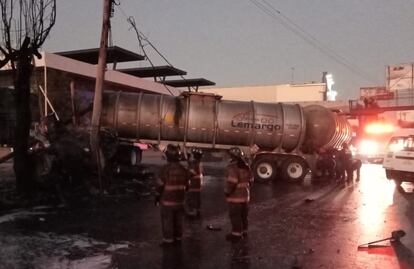 Muere mujer y 10 personas resultan heridas en choque de pipa y combi sobre la Vía López Portillo en Ecatepec