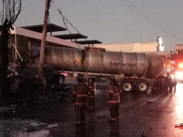 Muere mujer y 10 personas resultan heridas en choque de pipa y combi sobre la Vía López Portillo en Ecatepec