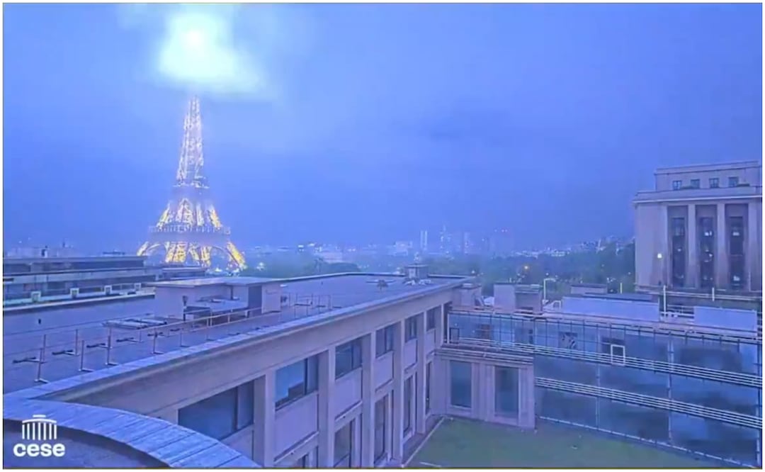 Rayo cae sobre la torre Eiffel en Paris sin provocar daños aparentes, esto es consecuencia del temporal de lluvia y granizo que azota el país. Foto: Captura de video