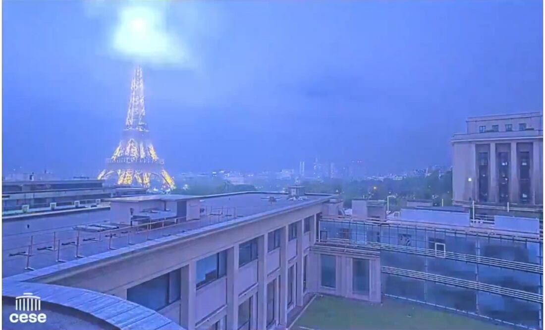 Rayo cae sobre la torre Eiffel en Paris sin provocar daños aparentes, esto es consecuencia del temporal de lluvia y granizo que azota el país. Foto: Captura de video