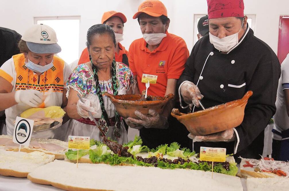 De acuerdo con la Cámara Nacional de la Industria de Restaurantes y Alimentos Condimentados, en la delegación Venustiano Carranza se asientan al menos 500 de las más de dos mil 500 torterías registradas en el Distrito Federal (ESPECIAL)