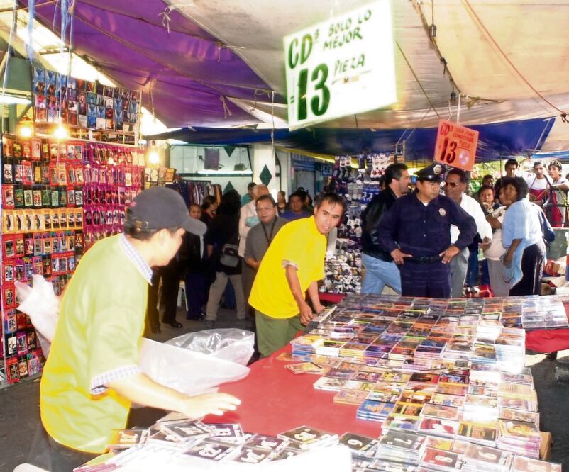 Operativo contra piratería en La Merced, 2001. Robos y copias apócrifas sepultaron al negocio discográfico. Foto: Juan Carlos Buenrostro EL UNIVERSAL