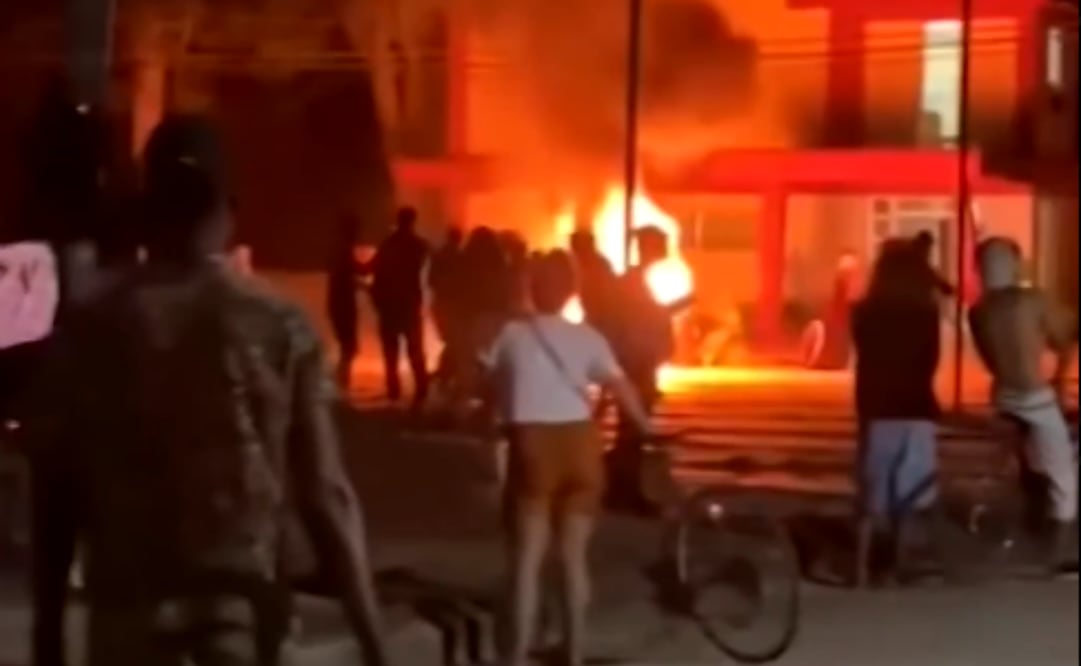 Manifestantes asaltan sede del PArtido Comunista en Cuba. Foto: @dw_espanol.