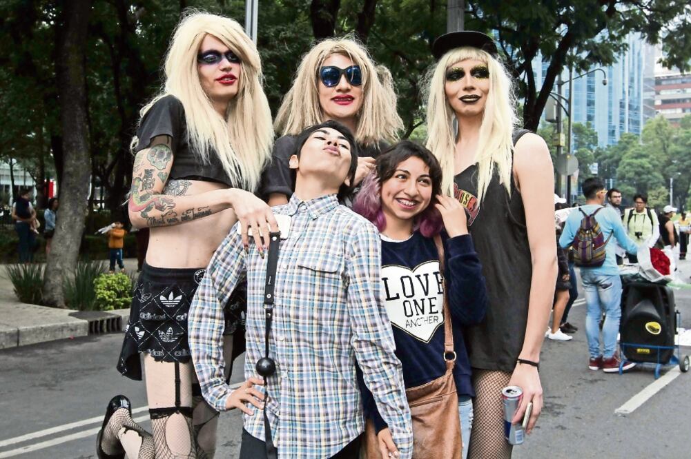 Miembros de la comunidad gay se unieron a la marcha en favor del matrimonio igualitario y pidieron que éste se reconozca y garantice como un derecho humano (GERMÁN GARCÍA. EL UNIVERSAL)