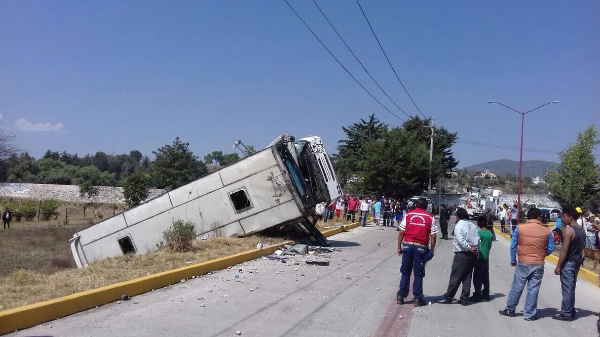 Al menos 14 pasajeros lesionados dejó la volcadura de un camión en San Felipe del Progreso (ESPECIAL)