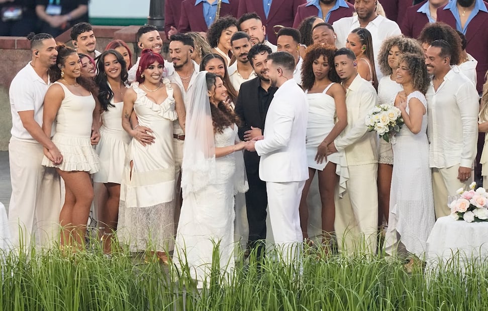 Boda en el Super Bowl, durante el show de medio tiempo de Bad Bunny.
Foto: AP / Frank Franklin