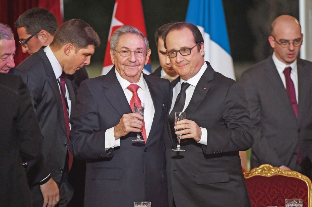 El presidente de Cuba, Raúl Castro, brinda con su homólogo francés, Francois Hollande, durante una cena en honor a Castro en el Palacio del Elíseo, en París (STEPHANE DE SAKUTIN. EFE)