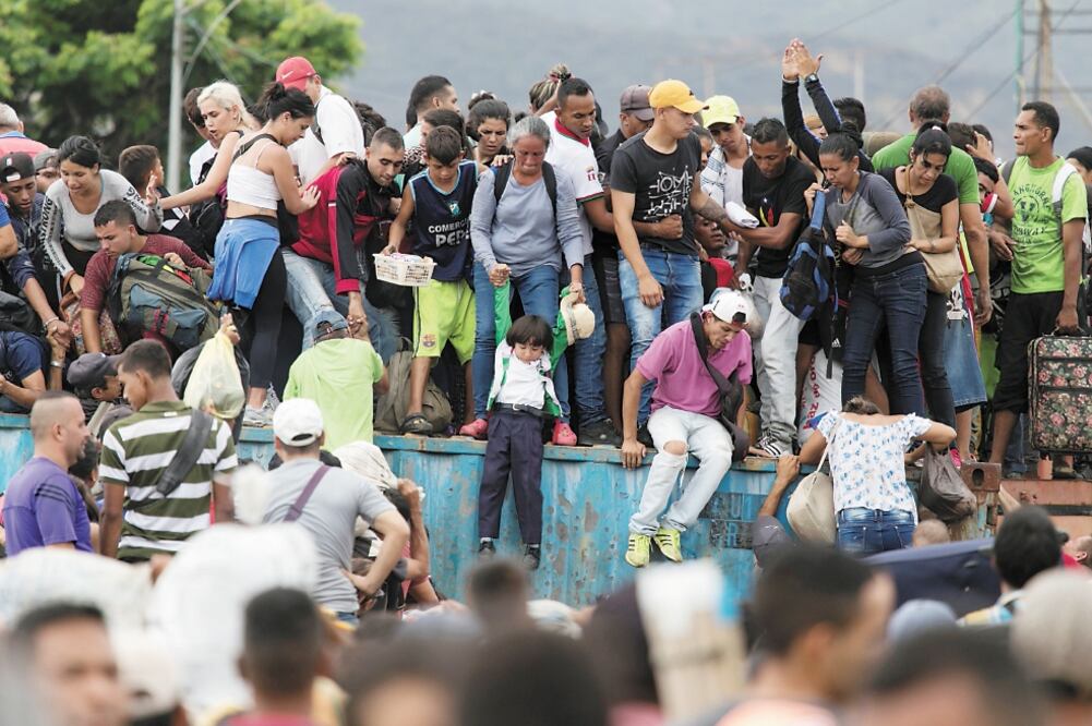 Acción. Miles de venezolanos rompieron ayer el bloqueo de las autoridades venezolanas sobre el puente Simón Bolívar. (REUTERS)