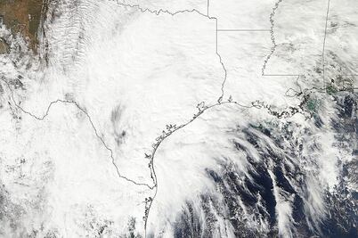 Ciclón afecta 3 estados de EU; frente frío azota México