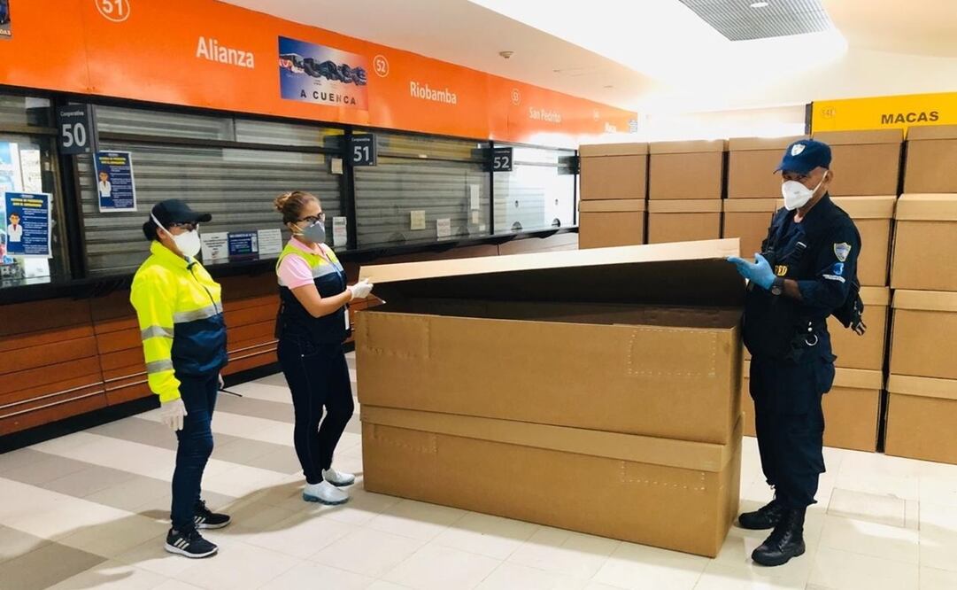 El municipio de Guayaquil informó el sábado que había recibido las primeras 200 cajas mortuorias de cartón prensado (Fotos: EFE)