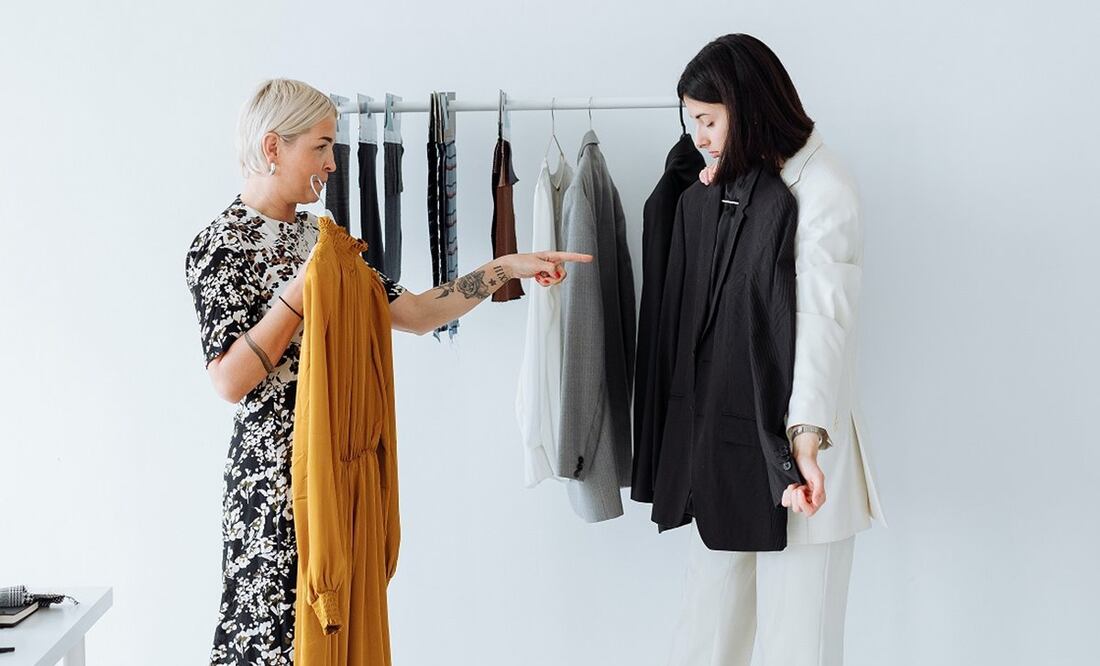 Algunas elecciones de nuestra ropa nos puede hacer ver mayor / Foto: Pexels