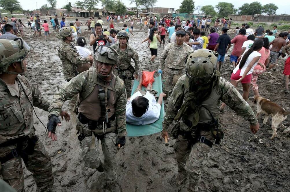 Soldados ayudan a evacuar a una persona luego de las afectaciones por las lluvias en Piura, Perú (Foto: XINHUA)