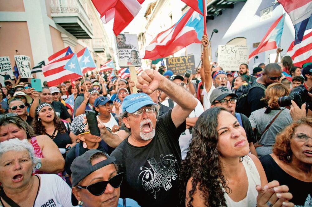 Cientos de personas protestaron ayer contra el gobernador, Ricardo Rosselló, en San Juan. Foto: ERIC ROJAS. AFP