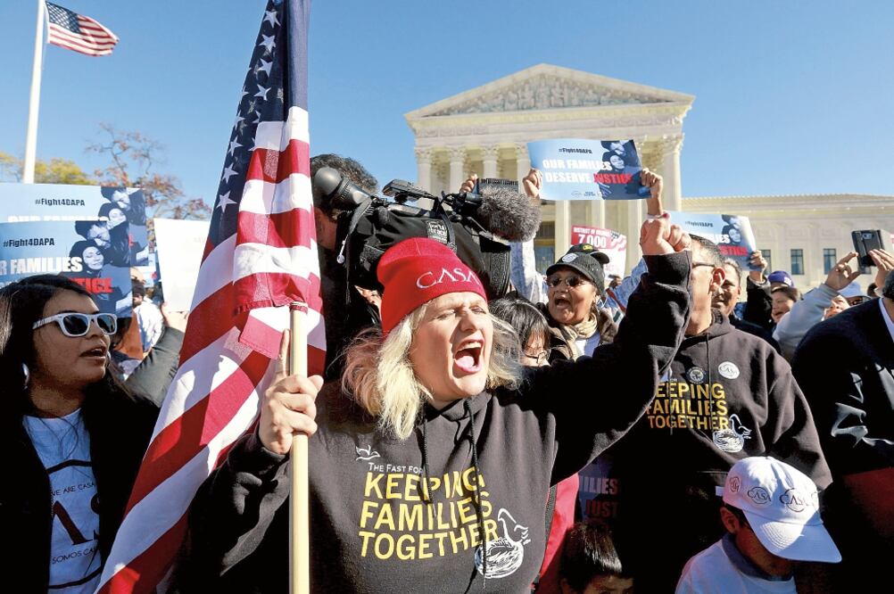 Una mujer reclama mantener a las familias inmigrantes unidas en una protesta ante la Suprema Corte de Estados Unidos en Washington, en noviembre pasado (KEVIN LAMARQUE. REUTERS)