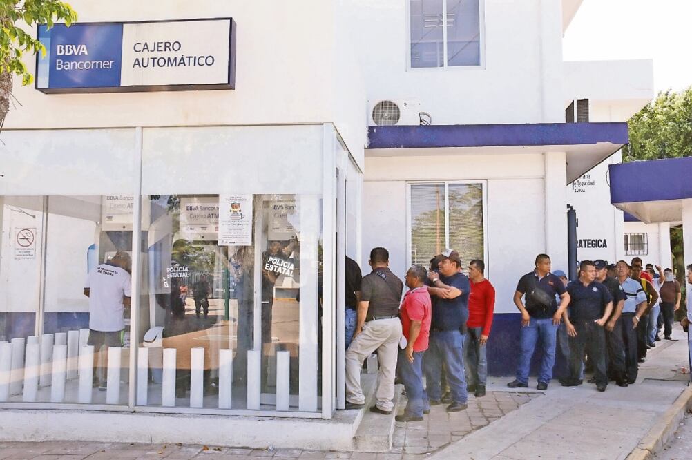 Elementos de la Secretaría de Seguridad Pública, que estuvieron en paro durante dos días, acudieron al cajero automático al saber que ya se les había realizado el pago que solicitaban (LUMA LÓPEZ. EL UNIVERSAL)