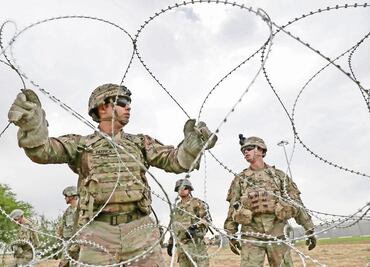 Mexicans steal razor wire U.S. troops installed to use it at home