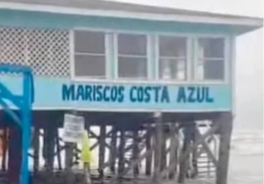 El frente frio 48 provocó oleadas en la playa, por lo que el agua alcanzó algunas zonas cercanas. Foto: Especial