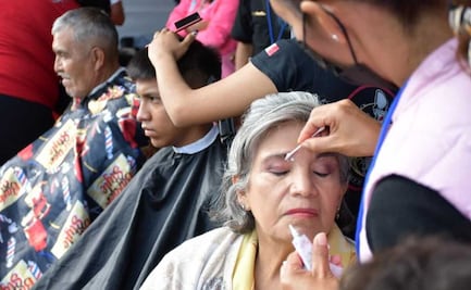 "Una manita de gato": alcaldía Azcapotzalco y estilista de las estrellas regalan cambios de look a habitantes