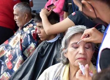 "Una manita de gato": alcaldía Azcapotzalco y estilista de las estrellas regalan cambios de look a habitantes