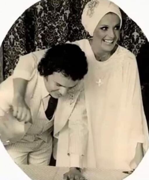 Anel presume fotos del día que se casó con José José