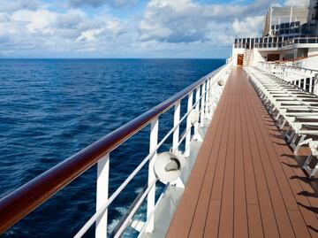 ¿Qué pasa si alguien cae al agua desde un crucero?